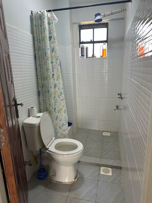 Haartrockner, Handtücher, Seife, Toilettenpapier