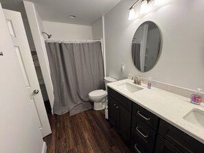 Regadera, toallas, papel de baño 