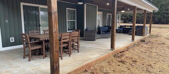 Charming 2-bed 2-bath cabin with views of Lake Guntersville from every room.