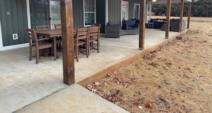 Charming 2-bed 2-bath cabin with views of Lake Guntersville from every room.