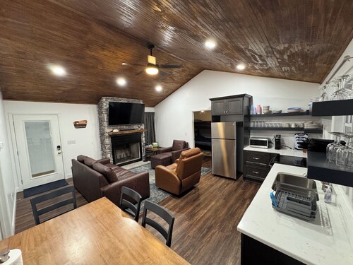 Charming 2-bed 2-bath cabin with views of Lake Guntersville from every room.