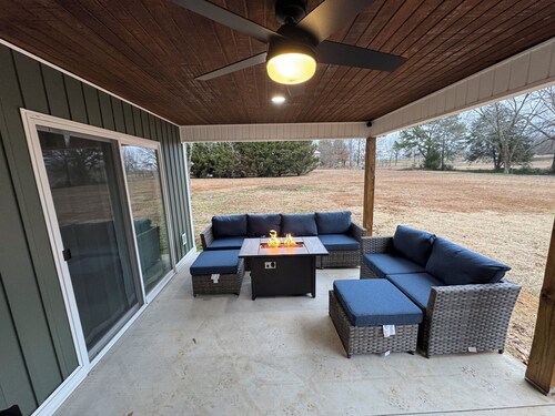 Charming 2-bed 2-bath cabin with views of Lake Guntersville from every room.