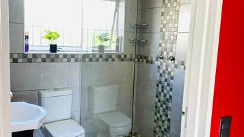 Dusche, Bidet, Handtücher, Seife