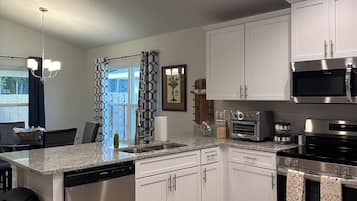 冰箱、微波炉、烤箱、炉灶