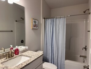 Chuveiro, produtos de toalete biodegradáveis, secador de cabelo