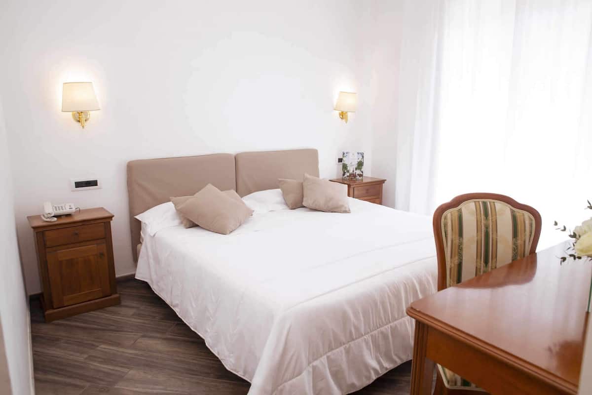 Classic Double or Twin Room, Courtyard View | Meja, langsir/tirai gelap terus, kalis bunyi, Wi-fi percuma 