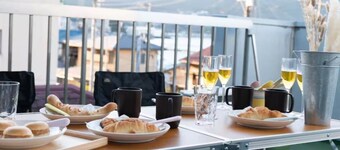 Spacious 5-bedroom house with AC, WiFi in serene Atami City