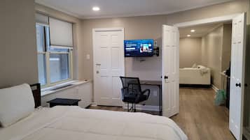 2 bedrooms, desk, iron/ironing board, WiFi