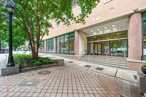 Exterior detail - 17G-2BR/2B King/Queen Bed, Parking Walk2Mart,Downtown (Atlanta)