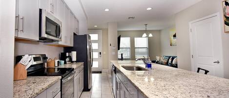 Micro-ondes, four, lave-vaisselle, cafetière/bouilloire