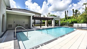 A swimming pool with a covered area, a door, and a fenced garden. - Family place to feel at home 🏡 ! Close to everything and where you'll find it all (Kissimmee)