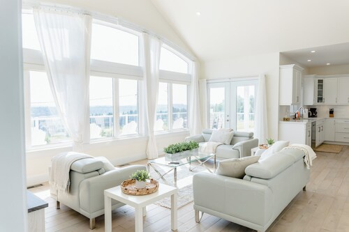 Shangri-La: Stylish PEI Waterfront Escape with Deck, Kayaks & Sunset Views