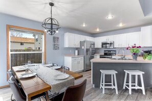 Réfrigérateur, four à micro-ondes, un four, surface de cuisson
