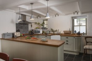 Fridge, microwave, oven, stovetop - Piskey Cottage, Mousehole - Free WiFi & Parking - Dogs Welcome (Mousehole)