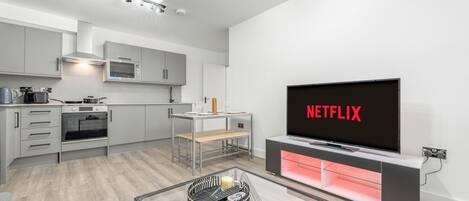 Kühlschrank, Mikrowelle, Ofen, Herdplatte