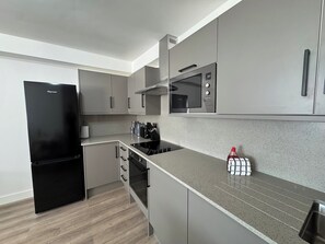 Kühlschrank, Mikrowelle, Ofen, Herdplatte