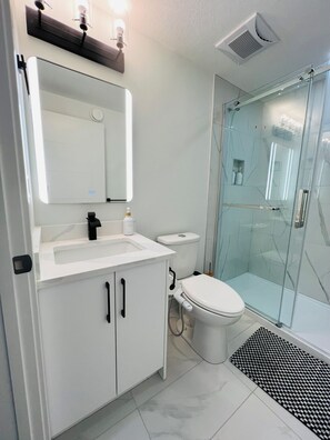 Shower, hair dryer, bidet, towels - Luxury Living in a Private basement Suite (Calgary)