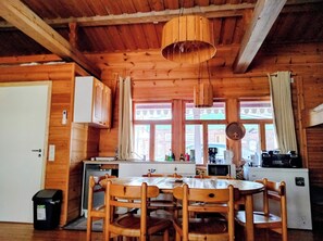 Réfrigérateur, micro-ondes, plaque de cuisson, cafetière/bouilloire