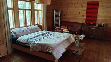 5 bedrooms, travel crib, free WiFi, bed sheets