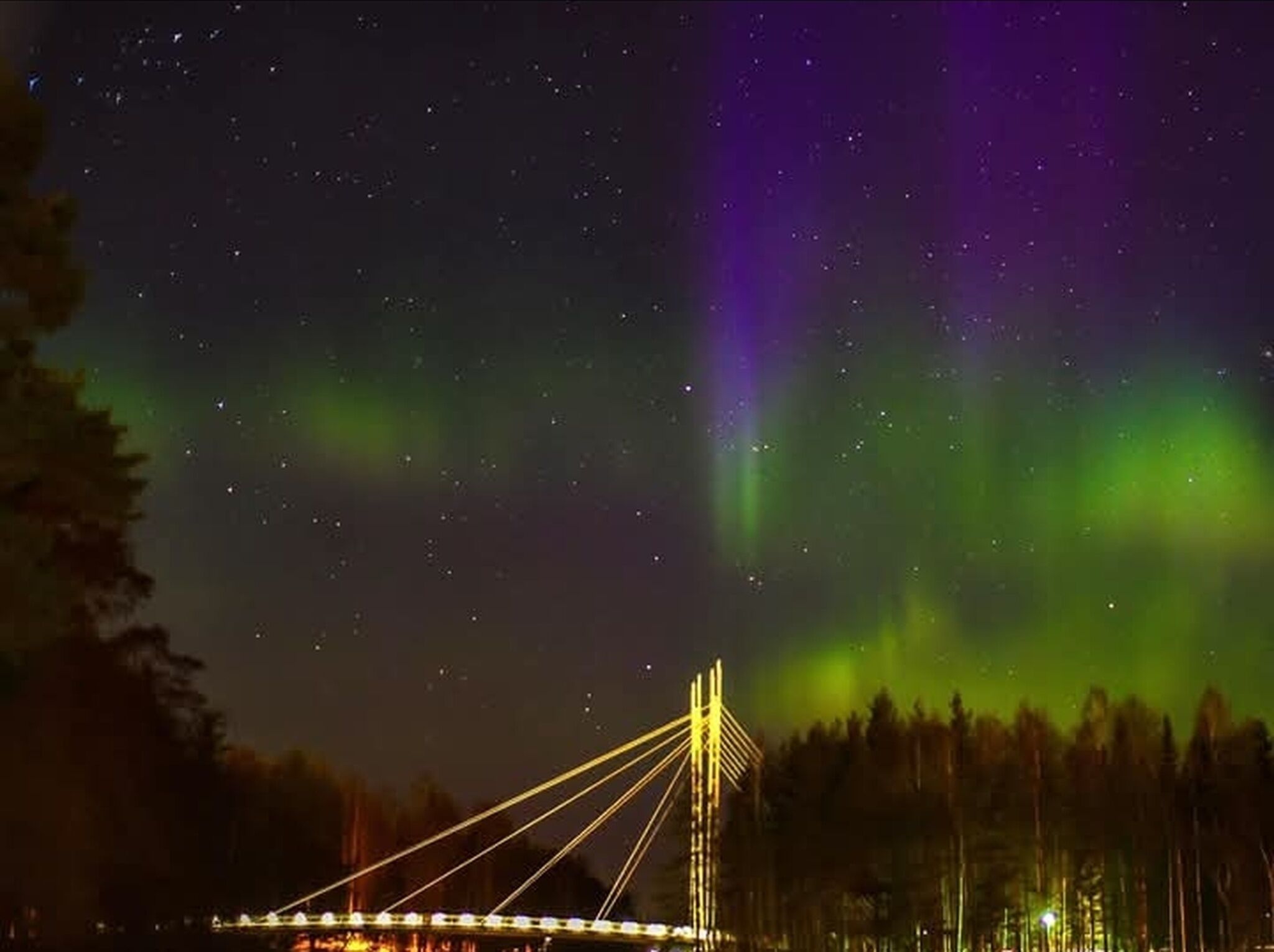 Yökuva sillasta, jonka yllä on kirkas taivas ja näkyvissä tähtiä.