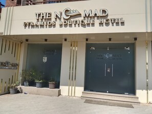 L’extérieur du N C Mad Pyramids Boutique Hotel se distingue par sa façade moderne et ses grandes portes vitrées.