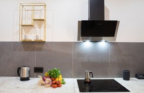 Kühlschrank, Ofen, Wasserkocher mit Kaffee-/Teezubehör, Wasserkocher