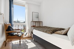 2 habitaciones, escritorio y tabla de planchar con plancha 