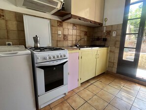 Kühlschrank, Ofen, Kochgeschirr/Geschirr/Besteck