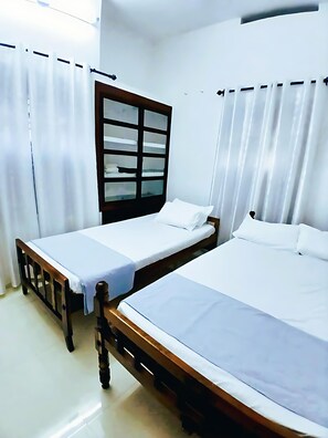 5 bedrooms, iron/ironing board, WiFi, bed sheets