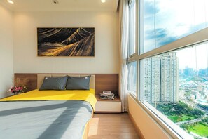 Premium bedding, individually decorated, individually furnished, desk - Vinhomes Central Park-Premier Apartments (Ho Chi Minh City)