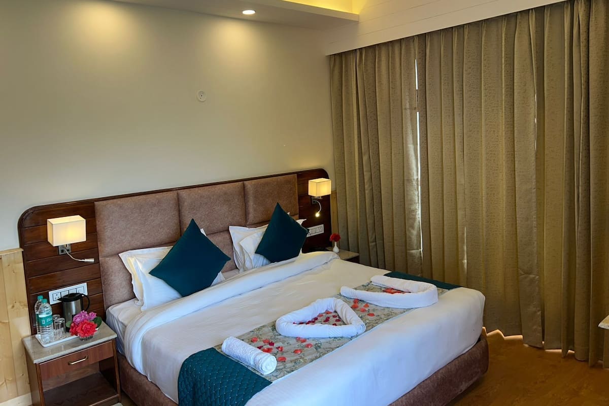 Villa de lujo, vistas a la colina | Espacio para trabajar con un portátil, wifi gratis, ropa de cama