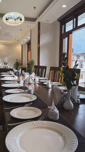 Café da manhã com buffet grátis todos os dias