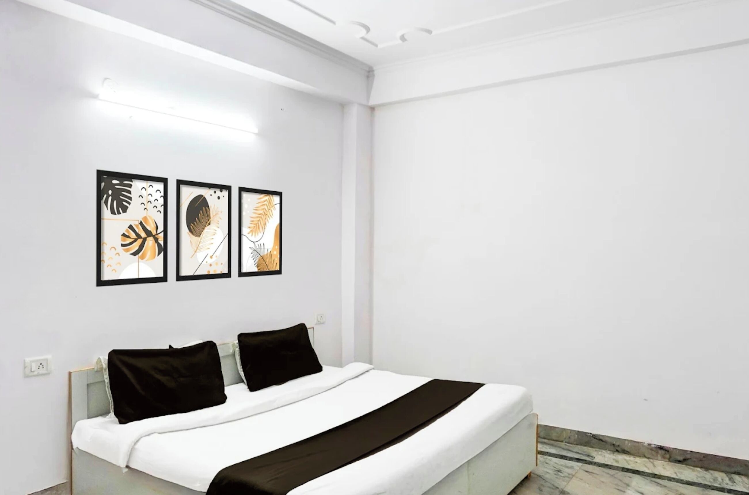 Classic dubbelrum - utsikt mot staden | Skrivbord och sängkläder