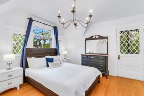 4 bedrooms, desk, free WiFi, bed sheets