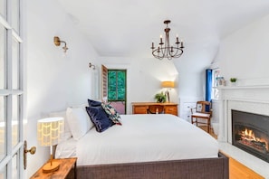 4 bedrooms, desk, free WiFi, bed sheets