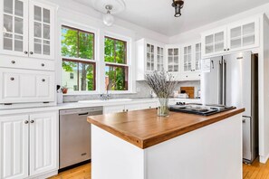 Fridge, microwave, oven, stovetop - Spacious Historical Home Downtown Moncton (Moncton)