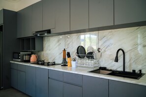 Fridge, oven, stovetop, dishwasher