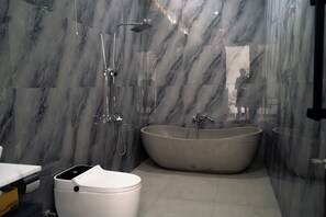 Dusch, handdukar, tvål och toalettpapper