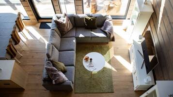 Televisie, een open haard en een stereo