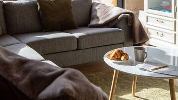 Televisie, een open haard en een stereo