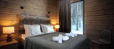 3 bedrooms, desk, travel cot, WiFi