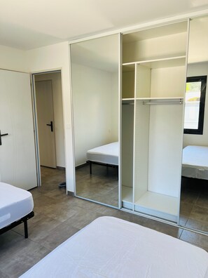3 Schlafzimmer, Reisekinderbett, kostenloses WLAN, Bettwäsche
