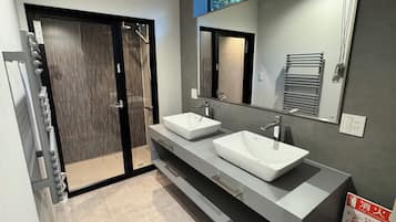 Vila superluxo, vista para a montanha | Escrivaninha, espaço de trabalho para notebook, cortinas blackout