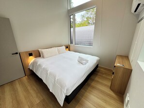 Villa de lujo, vista a la montaña | Escritorio, espacio para trabajar con laptop y cortinas blackout