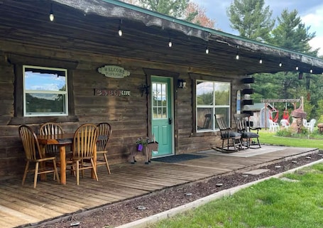 Outdoor dining. Country Creek Retreat: cozy 2-bedroom cabin with AC, WiFi, & forested privacy