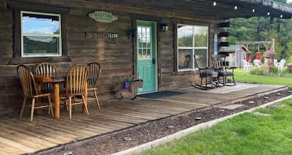 Country Creek Retreat: cozy 2-bedroom cabin with AC, WiFi, & forested privacy