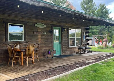 Country Creek Retreat: cozy 2-bedroom cabin with AC, WiFi, & forested privacy