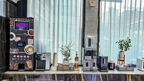 Een koffieapparaat met een digitaal scherm en een keuze uit koffiecups.