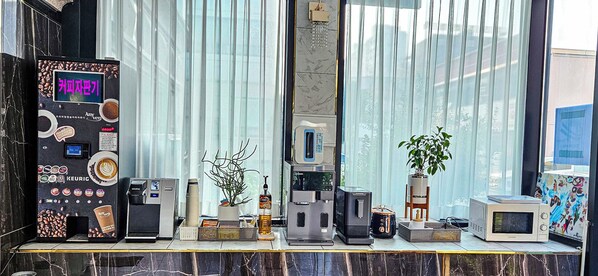 Una cafetera con pantalla digital y una selección de cápsulas de café.