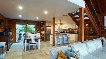 Smart-tv, eldstad och böcker